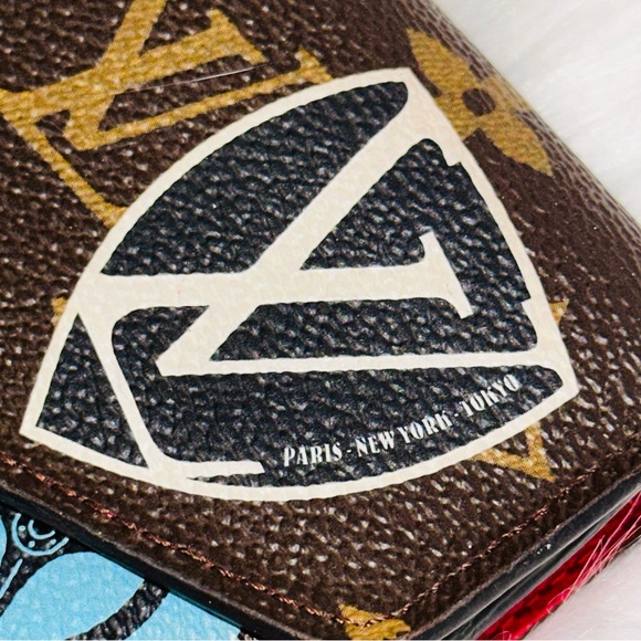 Louis Vuitton: World Tour Patches Wallet - Picture 9 of 16